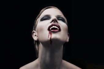 https://cf.ltkcdn.net/makeup/images/slide/278617-850x566-halloween-face-paint-vampire.jpg