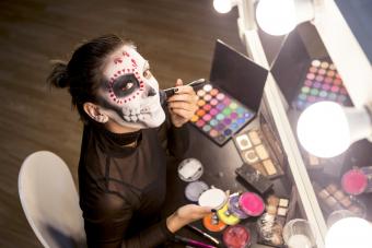 https://cf.ltkcdn.net/makeup/images/slide/280141-850x567-woman-painting-face.jpg