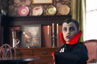 https://cf.ltkcdn.net/makeup/images/slide/280144-850x567-vampire-boy.jpg