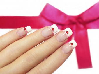 https://cf.ltkcdn.net/makeup/images/slide/293037-800x600-red-heart-rhinestone-nail-art.jpg