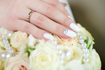 https://cf.ltkcdn.net/makeup/images/slide/293057-850x566-fall-nail-ideas-bride.jpg