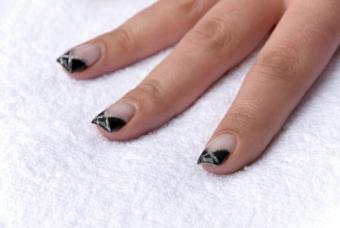 https://cf.ltkcdn.net/makeup/images/slide/293435-600x402-the-anti-french-manicure.jpg