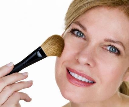 woman putting on makeup