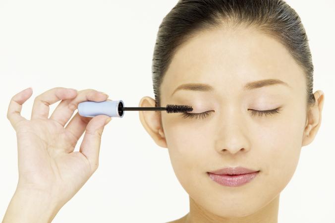 woman applying mascara