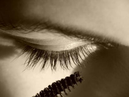 Apply_mascara.jpg