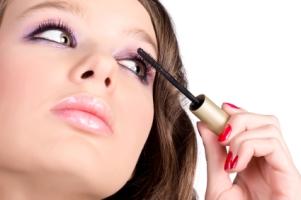 Applying mascara