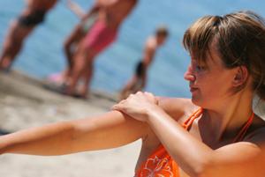 child putting on sunscreen