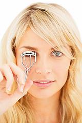 Woman_curling_lashes.jpg