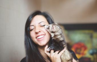 Chica con su hurón mascota
