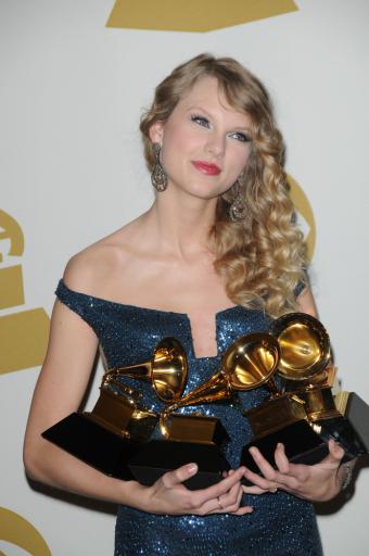 https://cf.ltkcdn.net/music/images/slide/182142-565x850-taylor-swift-52-annual-grammy-awards.jpg