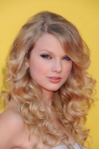 https://cf.ltkcdn.net/music/images/slide/182497-565x850-Taylor-Swift-MTV-video-awards.jpg