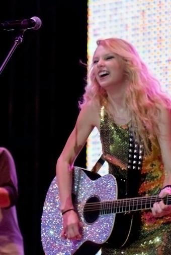 https://cf.ltkcdn.net/music/images/slide/182615-572x850-Tayor_Swift_Chicago_Country_Music_Festival_Day_2.jpg