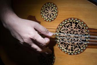 playing arabic music on oud