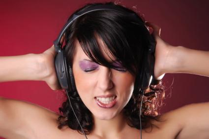 Angry woman listening to music; © Kalman89 | Dreamstime.com