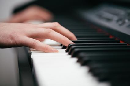hands playing piano