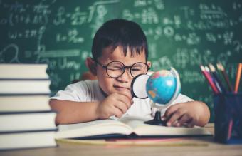 Tierno niño estudiando