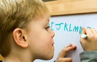 Niño escribiendo el alfabeto