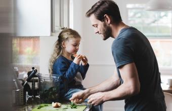 Padre e hija en la cocina