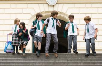 Niños en uniforme escolar
