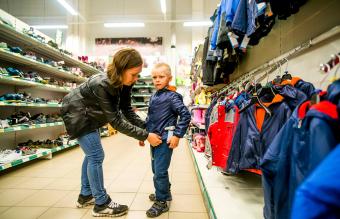 Madre comprado ropa a su hijo