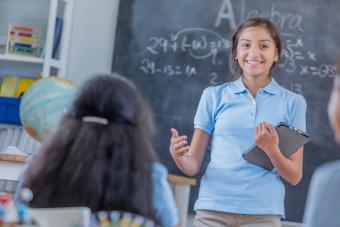 Chica hablando frente a la clase