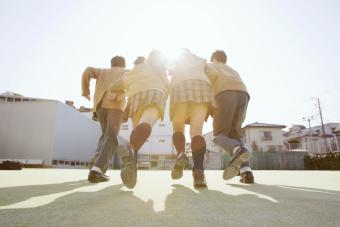 Estudiantes usando uniformes escolares