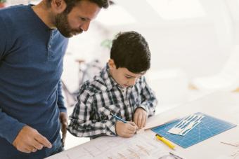 Padre y hijo solucionando el problema