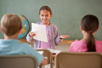 chica haciendo presentación a clase