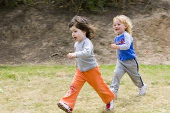 Niños corriendo y jugando etiqueta
