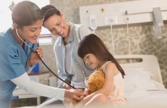 Enfermera revisando constantes vitales de un niño