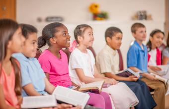 Estudiantes en la clase de estudio bíblico