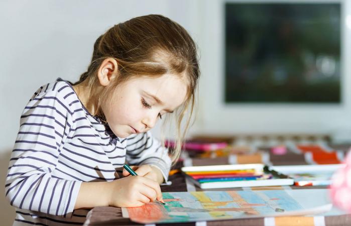 Niña coloreando