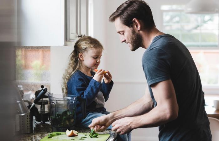 Padre e hija en la cocina