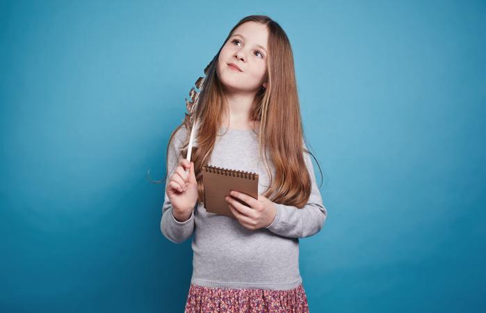 Niña pensativa