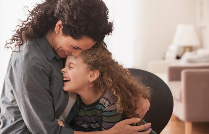 Madre e hija abrazándose