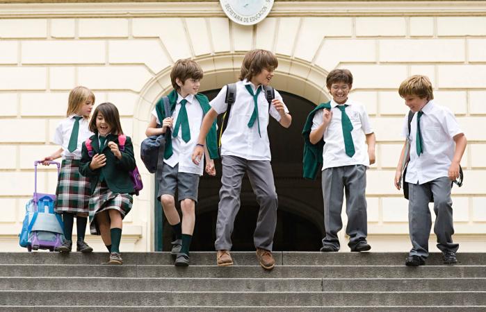 Niños en uniforme escolar