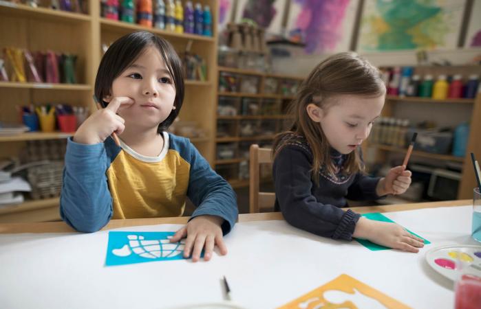 Niño de pre-escolar pensativo