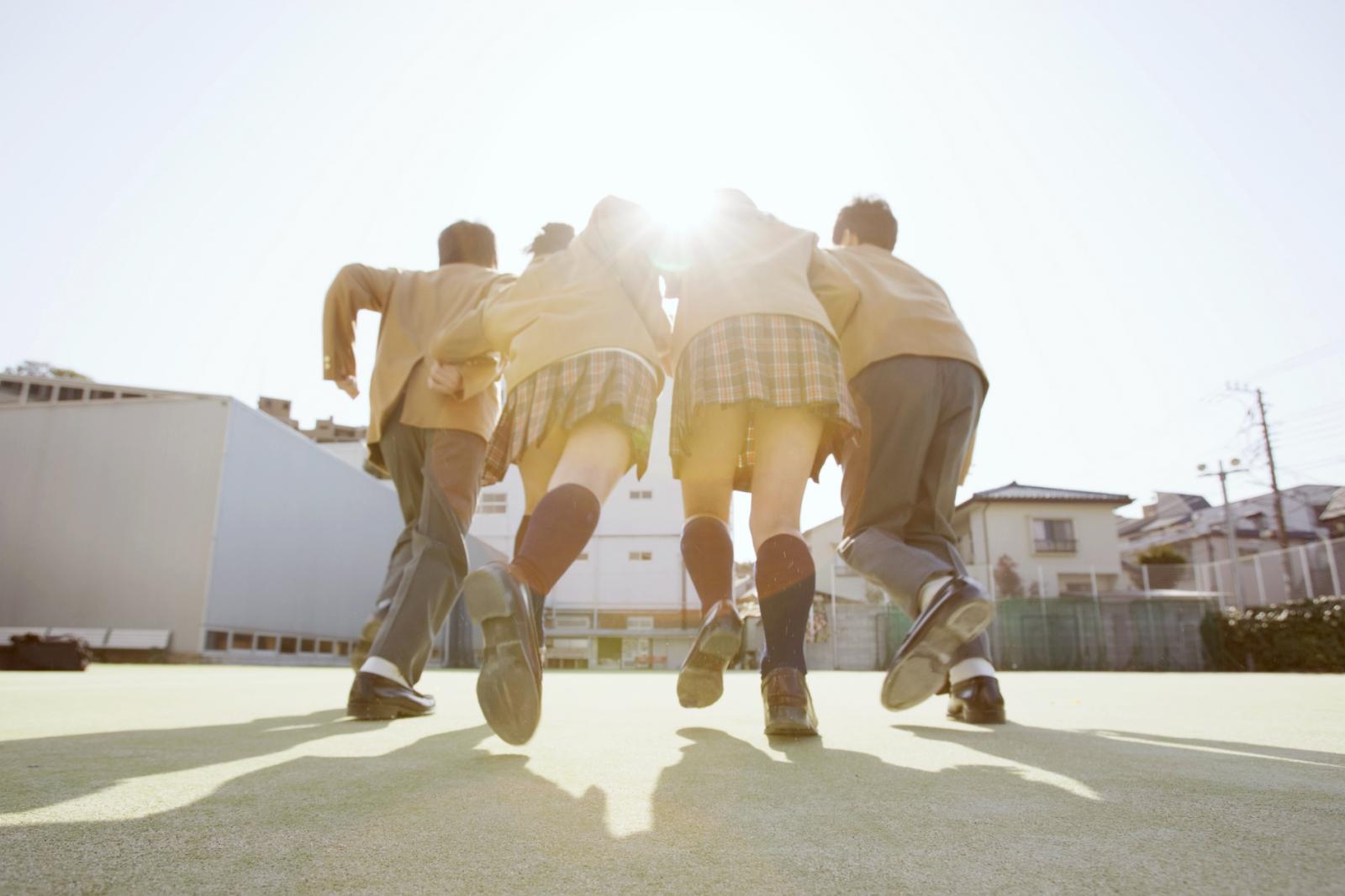 Estudiantes usando uniformes escolares