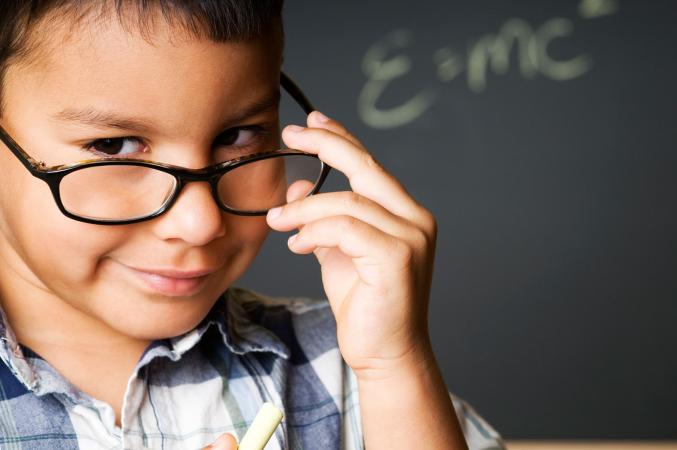 Niño estudioso con gafas