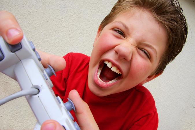 niño jugando juego
