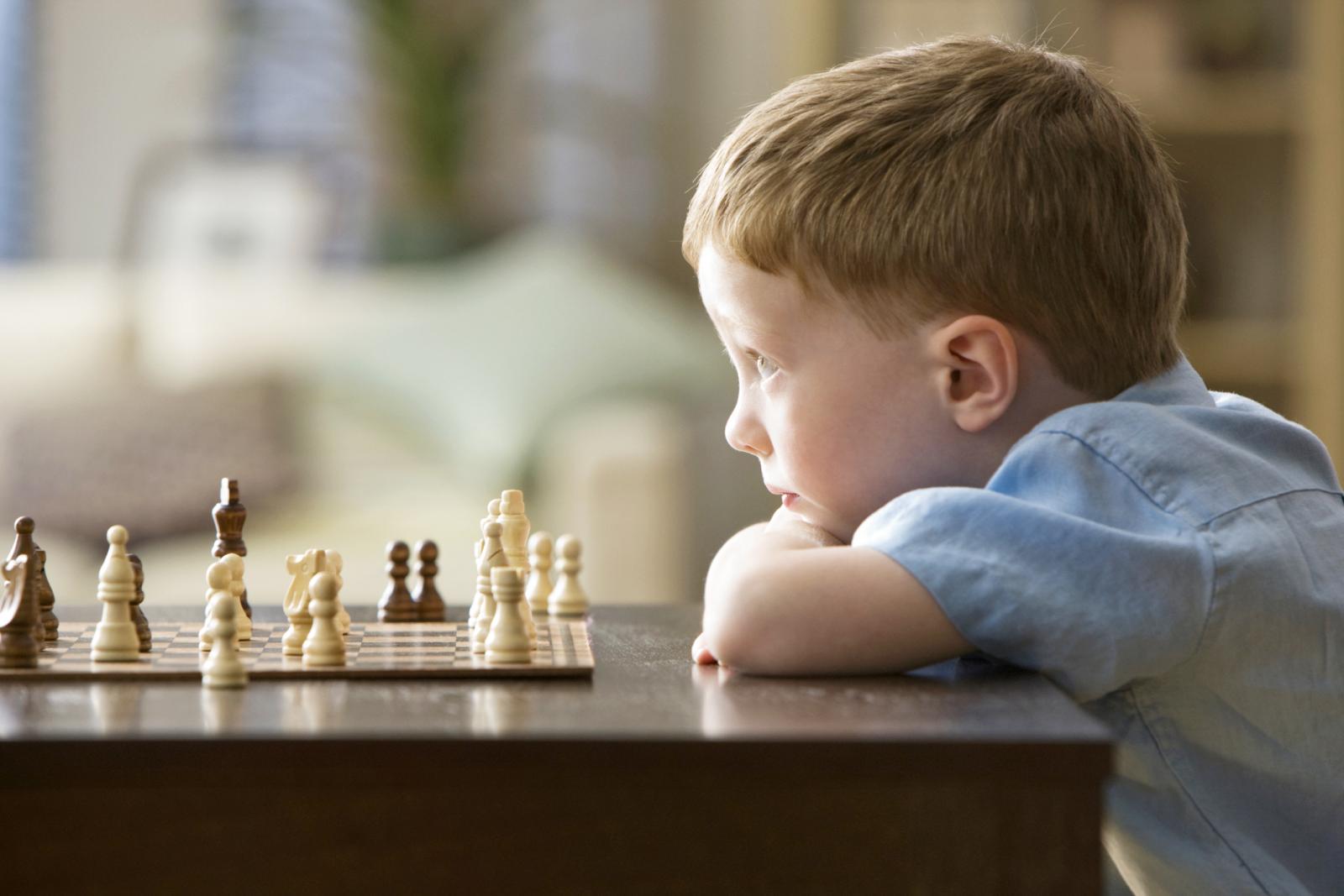 Niño jugando ajedrez