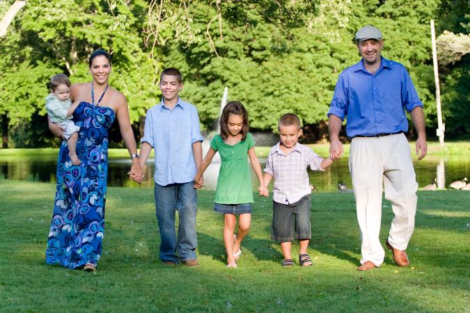 Familia con cuatro hijos