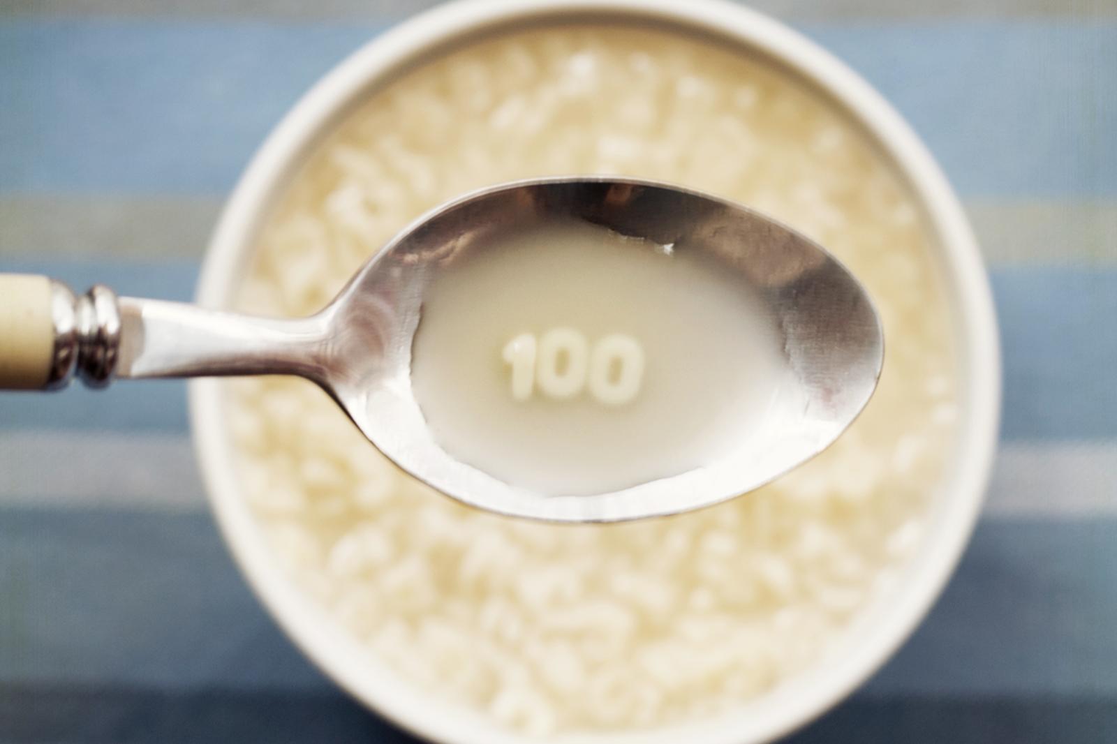 Sopa de letras y numeros con cuchara con el numero cien