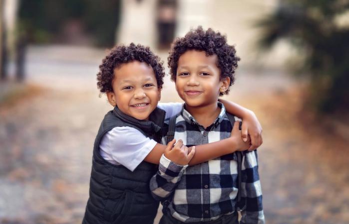 hermanos gemelos abrazados