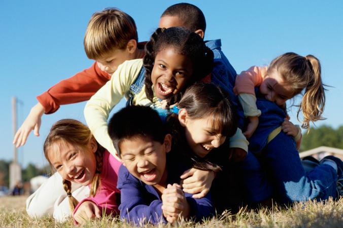 niños jugando afuera