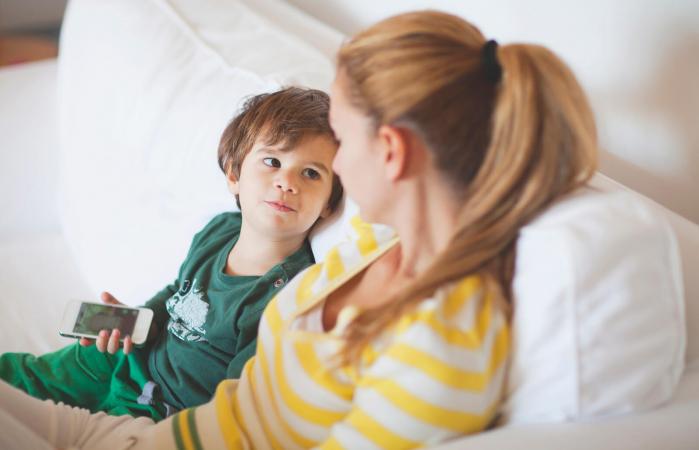 Un niño pequeño hablando con su madre