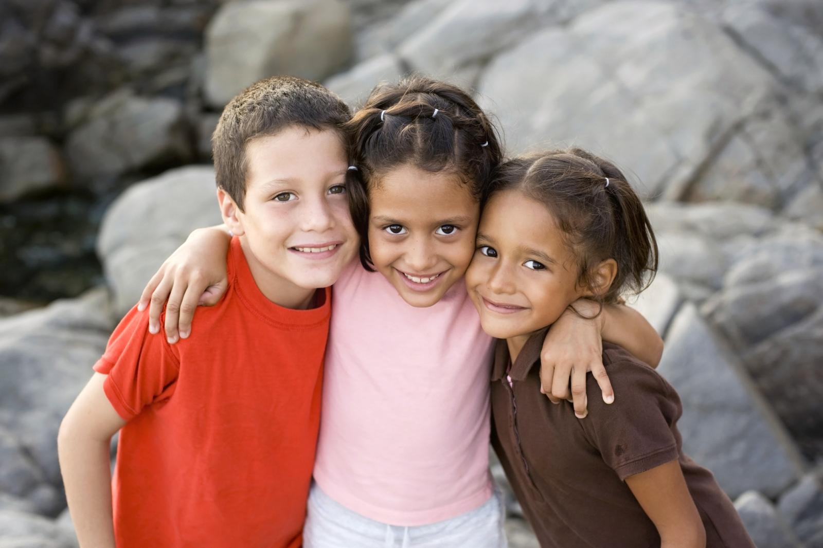 Niños abrazandose en una playa