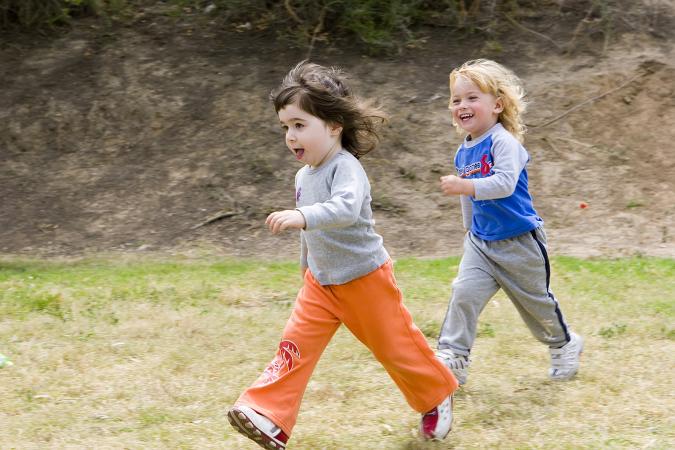 Niños corriendo y jugando etiqueta