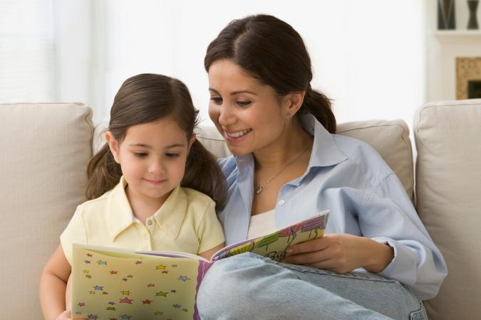 madre e hija leyendo