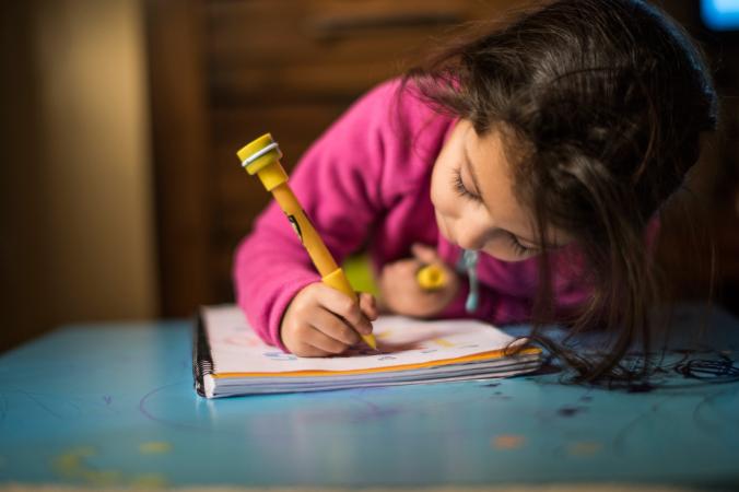 chica practica la escritura